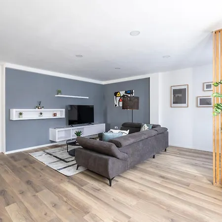 Exclusive & Duplex By Prestige Homes דירה *