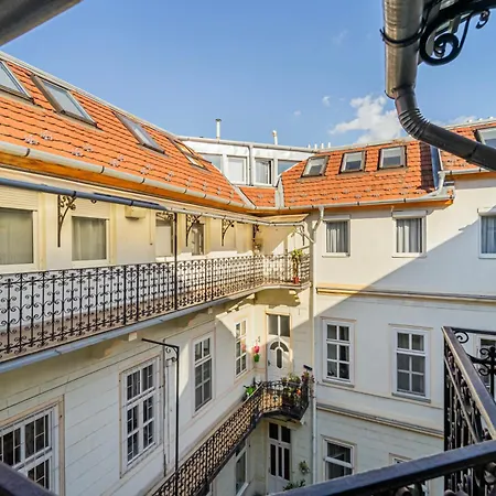 Exclusive & Duplex By Prestige Homes דירה *